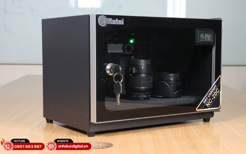 Ống kính bị mốc do độ ẩm cao, minh họa lý do cần tủ chống ẩm