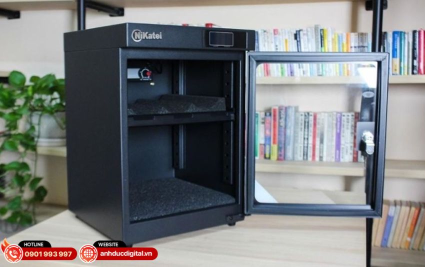 Người dùng đang chọn tủ chống ẩm theo dung tích và nhu cầu thiết bị