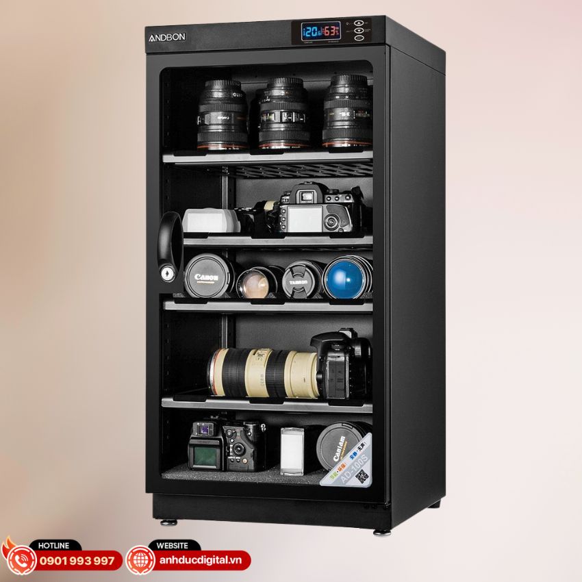 Bên trong tủ chống ẩm với máy ảnh và ống kính được sắp xếp đúng cách