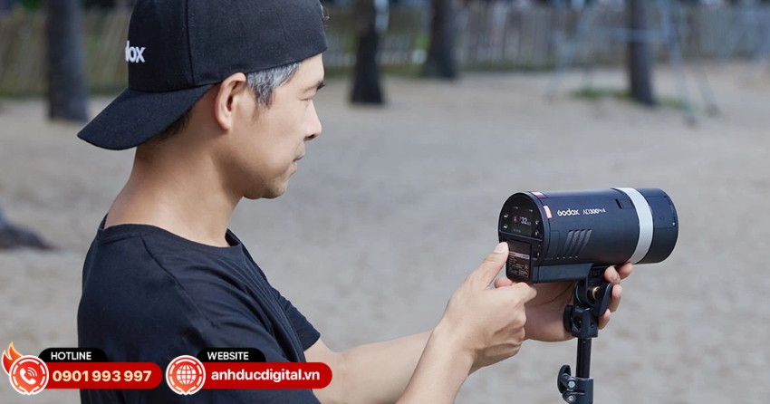 Đ&egrave;n Flash Godox - AD300 Pro II sở hữu m&agrave;n h&igrave;nh m&agrave;u sắc n&eacute;t, hiển thị r&otilde; r&agrave;ng