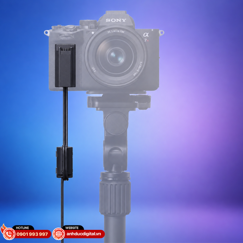 DC-C2 sử dụng pin giả tương th&iacute;ch Sony NP-SA100 được lắp trực tiếp v&agrave;o khoang pin của m&aacute;y ảnh để cấp nguồn