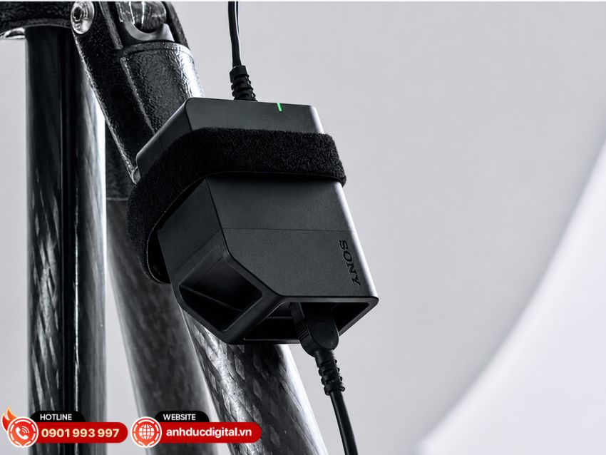 Sony DC-C2 sử dụng USB Power Delivery (USB PD) t&iacute;ch hợp đ&egrave;n LED b&aacute;o trạng th&aacute;i nguồ