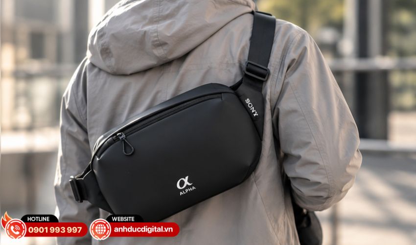 Sony Alpha Sling AS24 sở hữu thiết kế đeo ch&eacute;o Sling bag gọn g&agrave;ng ph&ugrave; hợp với người d&ugrave;ng thường xuy&ecirc;n di chuyển