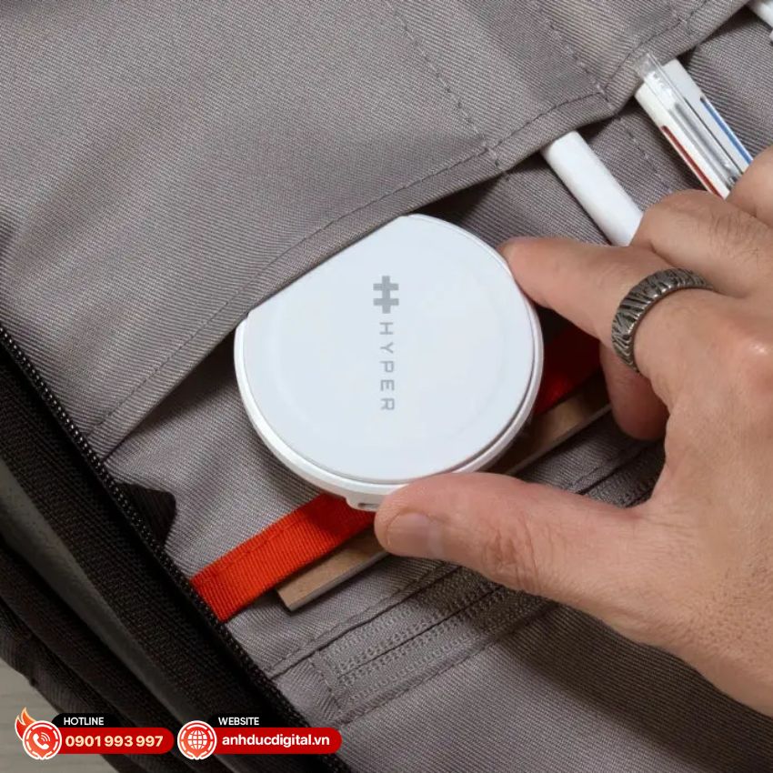 Thiết kế gấp gọn tiện lợi của HyperJuice Qi2 2-in-1 magnetic charging stand