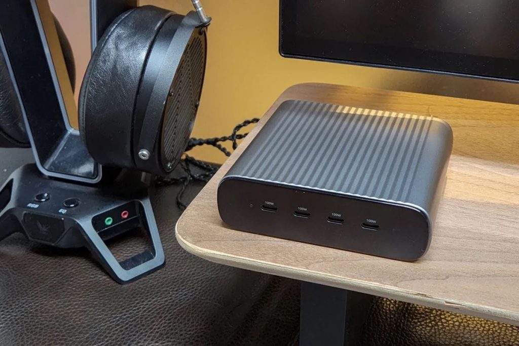 HyperJuice GaN 245W Charger 4 USB-C 02