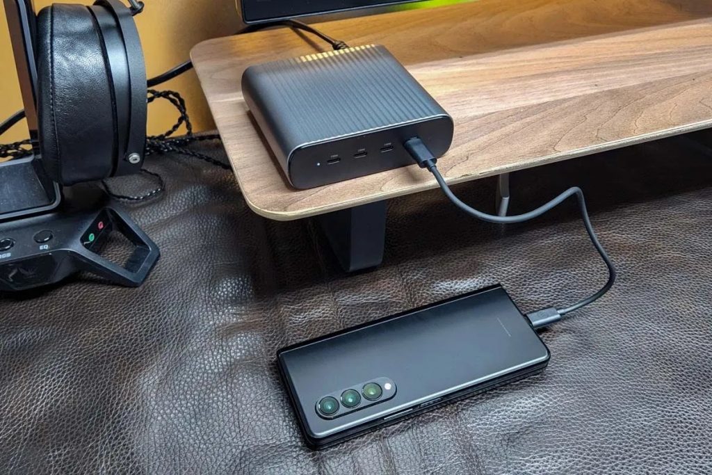HyperJuice GaN 245W Charger 4 USB-C 04