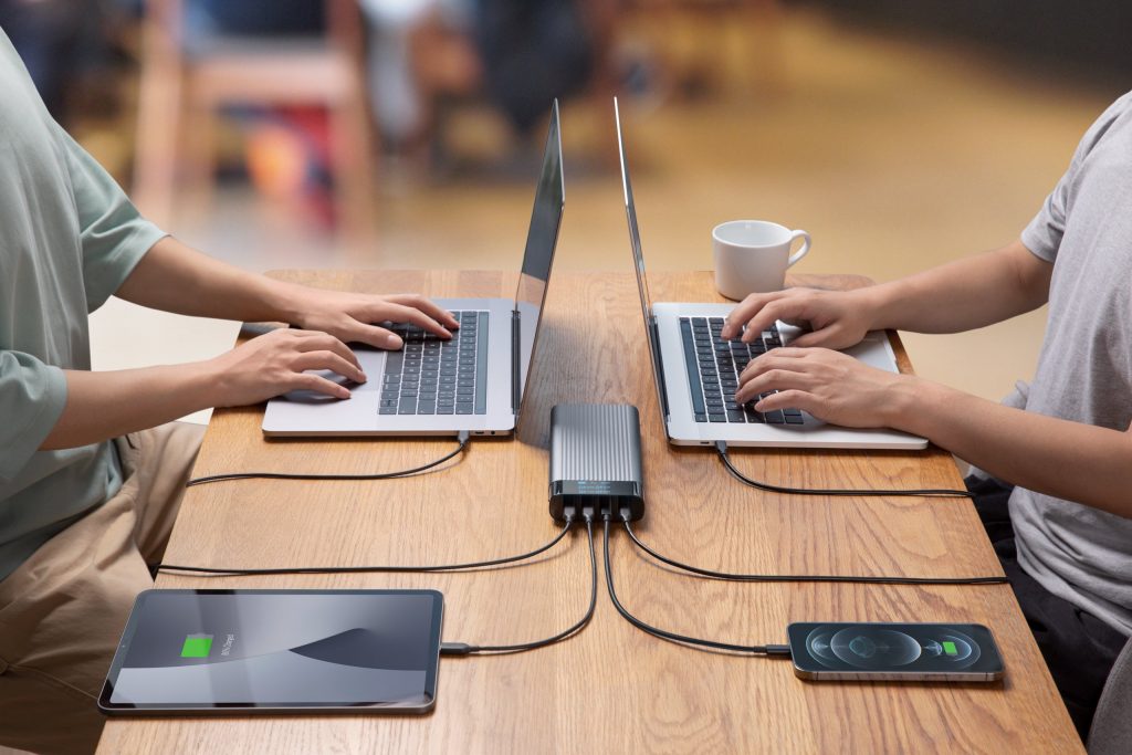 Pin sạc dự phòng HyperJuice Battery Pack 4 x USB-C 27000 mAh 245W - HJ245B 05