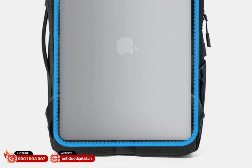 Thiết kế ngăn chuyên biệt dành cho laptop của Balo Tomtoc Navigator-T71