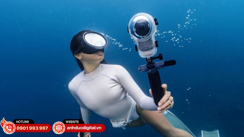 Insta360 X6 sở hữu thiết kế ống k&iacute;nh c&oacute; thể thay thế v&agrave; c&oacute; khả năng chống nước đến 20m 