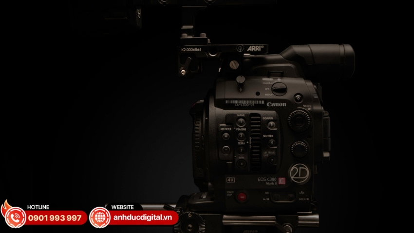 Máy quay phim Canon EOS C300 Mark II sở hữu thiết kệ gọn gàng nhưng chắc chắn