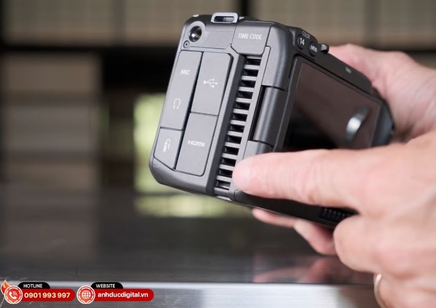 Canon EOS C50 cổng XLR v&agrave; kết nối chuy&ecirc;n nghiệp