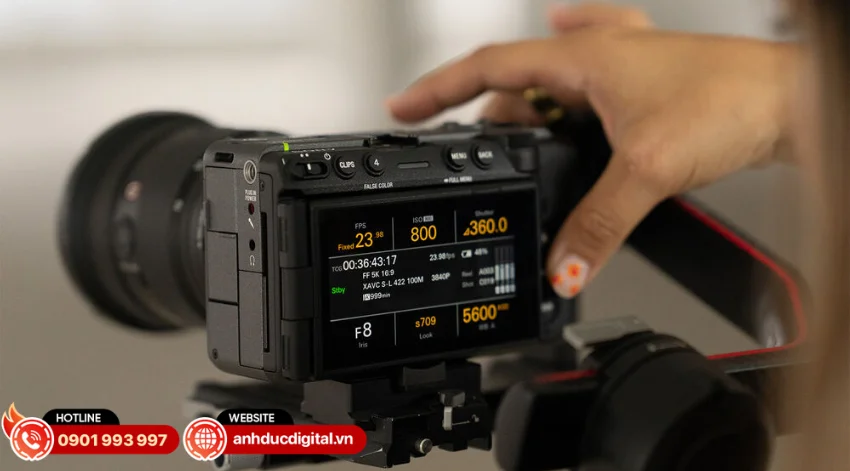 Sony FX5 trang bị m&agrave;n h&igrave;nh LCD cảm ứng 3.5 inch với cơ chế xoay đa g&oacute;c 4 trục