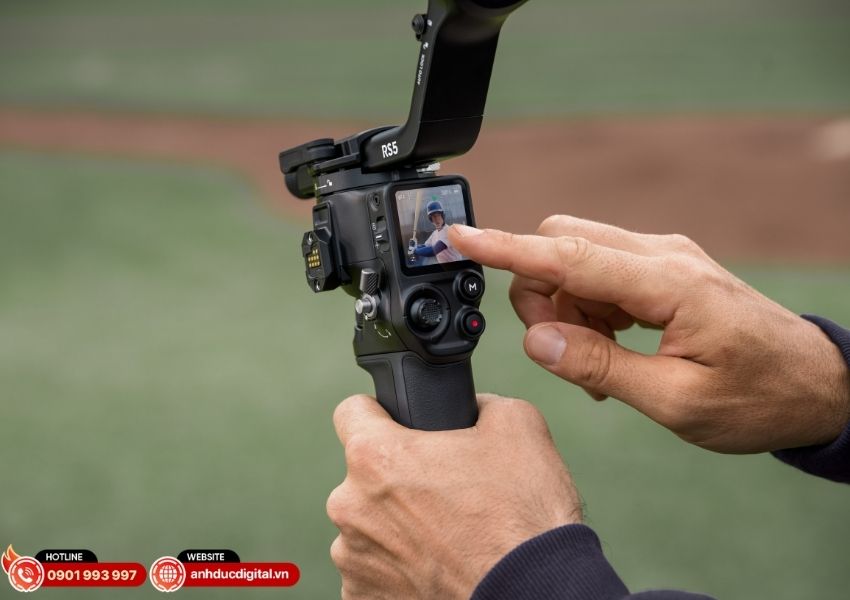 DJI RS 5 tracking chủ thể tr&ecirc;n m&agrave;n h&igrave;nh