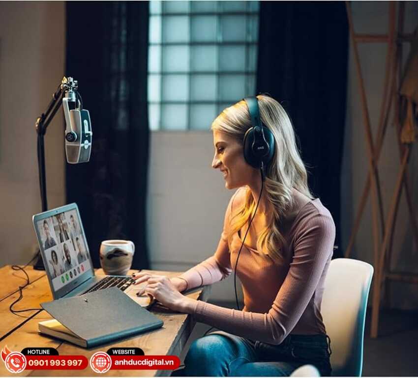 Micro thu âm AKG LYRA C44 USB tích hợp giắc cắm tai nghe 3.5mm