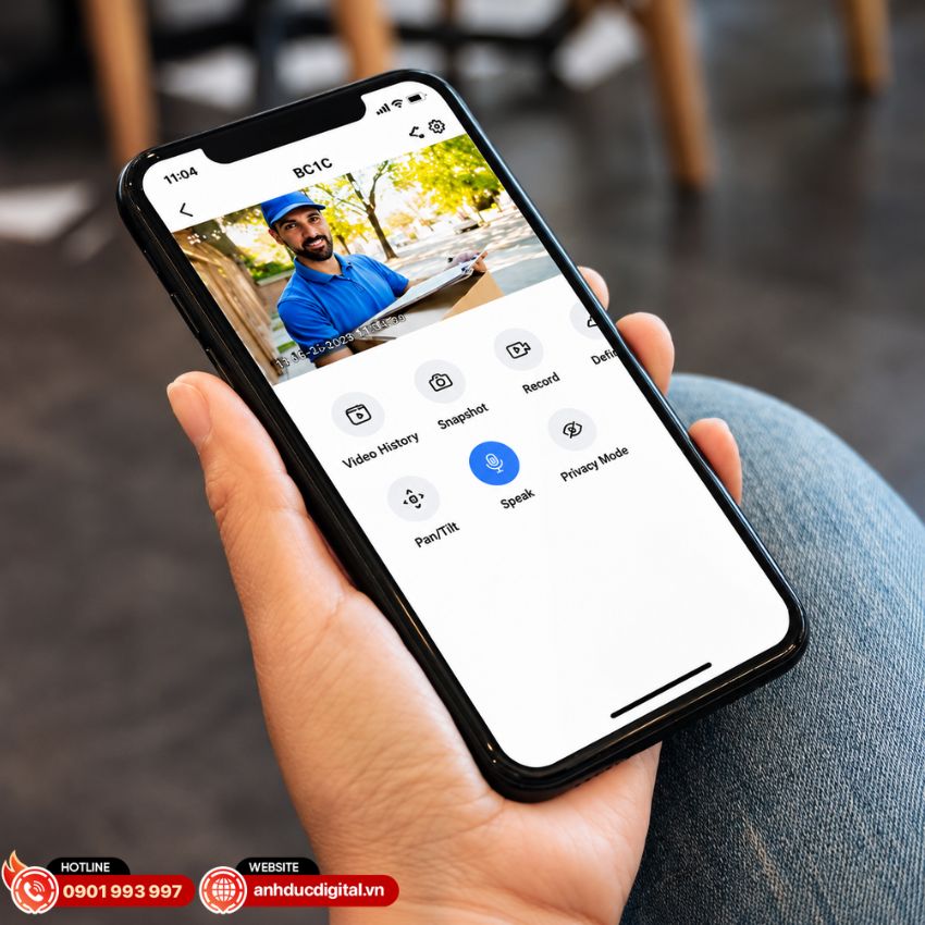 EZVIZ BC1C t&iacute;ch hợp micro v&agrave; loa, hỗ trợ đ&agrave;m thoại hai chiều th&ocirc;ng qua ứng dụng EZVIZ