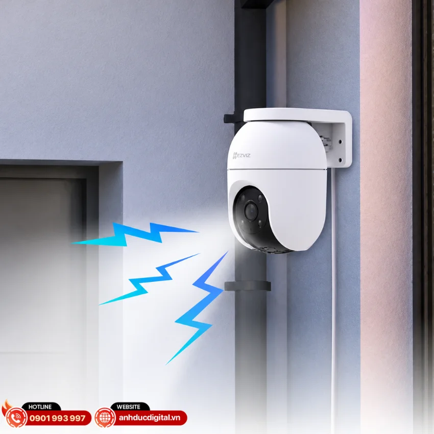 EZVIZ C8c 2K+ được trang bị c&ograve;i b&aacute;o động v&agrave; đ&egrave;n chớp để cảnh b&aacute;o khi ph&aacute;t hiện x&acirc;m nhập
