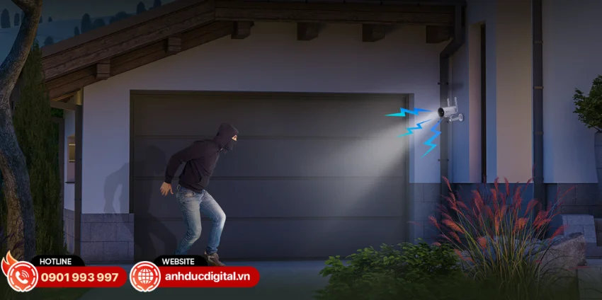 EZVIZ H5 sẽ k&iacute;ch hoạt c&ograve;i b&aacute;o động v&agrave; đ&egrave;n Spotlight để cảnh b&aacute;o trực tiếp