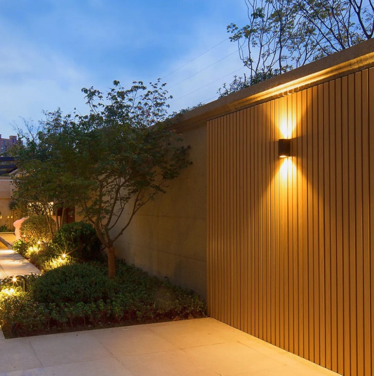 Tính ứng dụng của đèn Lumi gắn tường ngoài trời bán nguyệt 2*5w