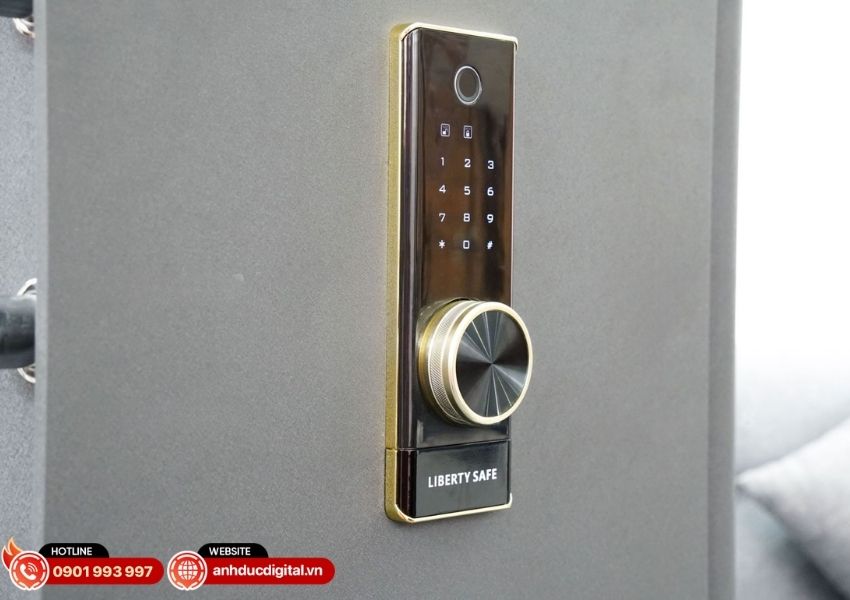 ​ &nbsp; Bảo mật đa lớp -&nbsp;C&ocirc;ng nghệ kh&oacute;a th&ocirc;ng minh hiện đại Một trong những điểm mạnh nổi bật của k&eacute;t sắt Liberty LB1000 Pro ch&iacute;nh l&agrave; hệ thống bảo mật đa lớp, gi&uacute;p bảo vệ t&agrave;i sản một c&aacute;ch to&agrave;n diện: Mở kh&oacute;a bằng v&acirc;n tay sinh trắc học với tốc độ nhận diện chỉ 0.3 gi&acirc;y Kết hợp mật m&atilde; điện tử linh hoạt Trang bị ch&igrave;a kh&oacute;a cơ chống sao ch&eacute;p Hỗ trợ mở kh&oacute;a qua smartphone Việc t&iacute;ch hợp nhiều phương thức mở kh&oacute;a kh&ocirc;ng chỉ tăng độ an to&agrave;n m&agrave; c&ograve;n mang lại sự tiện lợi tối đa cho người d&ugrave;ng. Đặc biệt, c&ocirc;ng nghệ v&acirc;n tay gi&uacute;p loại bỏ ho&agrave;n to&agrave;n nỗi lo qu&ecirc;n mật khẩu &ndash; một vấn đề phổ biến ở c&aacute;c d&ograve;ng k&eacute;t điện tử truyền thống. Kết nối smartphone -&nbsp;Kiểm so&aacute;t k&eacute;t từ xa th&ocirc;ng minh Liberty LB1000 Pro l&agrave; d&ograve;ng k&eacute;t sắt th&ocirc;ng minh&nbsp;c&oacute; khả năng kết nối trực tiếp với điện thoại. Th&ocirc;ng qua ứng dụng, người d&ugrave;ng c&oacute; thể: Theo d&otilde;i trạng th&aacute;i hoạt động của k&eacute;t Nhận cảnh b&aacute;o khi c&oacute; dấu hiệu mở k&eacute;t tr&aacute;i ph&eacute;p Cảnh b&aacute;o khi c&oacute; h&agrave;nh vi d&ograve; mật m&atilde; Ph&aacute;t hiện rung lắc, di chuyển hoặc t&aacute;c động mạnh Mở k&eacute;t từ xa trong những trường hợp cần thiết T&iacute;nh năng n&agrave;y đặc biệt ph&ugrave; hợp với những người thường xuy&ecirc;n di chuyển, chủ doanh nghiệp hoặc gia đ&igrave;nh cần kiểm so&aacute;t t&agrave;i sản từ xa. Đ&acirc;y cũng ch&iacute;nh l&agrave; yếu tố tạo n&ecirc;n sự kh&aacute;c biệt r&otilde; rệt của Liberty LB1000 Pro so với c&aacute;c d&ograve;ng k&eacute;t th&ocirc;ng thường. Chất liệu th&eacute;p đ&uacute;c nguy&ecirc;n khối -&nbsp;Chống ph&aacute; vượt trội K&eacute;t sắt Liberty LB1000 Pro được chế tạo từ th&eacute;p đ&uacute;c nguy&ecirc;n khối si&ecirc;u cứng, mang lại khả năng chống ph&aacute; cực kỳ ấn tượng: C&aacute;nh cửa d&agrave;y tới 10mm (10 ly) Th&acirc;n k&eacute;t cấu tạo nhiều lớp th&eacute;p chắc chắn Chốt kh&oacute;a inox &Oslash;32 chống cắt, chống khoan Bản lề &acirc;m giấu k&iacute;n, hạn chế cạy ph&aacute; Nhờ kết cấu vững chắc, k&eacute;t c&oacute; khả năng chống lại c&aacute;c t&aacute;c động vật l&yacute; mạnh như đập ph&aacute;, khoan cắt hoặc cạy mở. Với trọng lượng l&ecirc;n tới 160kg, việc di chuyển k&eacute;t tr&aacute;i ph&eacute;p gần như l&agrave; kh&ocirc;ng thể, gi&uacute;p tăng th&ecirc;m một lớp bảo vệ vật l&yacute; cực kỳ hiệu quả. Khả năng chống ch&aacute;y -&nbsp;Bảo vệ t&agrave;i sản trong mọi t&igrave;nh huống Kh&ocirc;ng chỉ dừng lại ở khả năng chống trộm, Liberty LB1000 Pro c&ograve;n được trang bị lớp c&aacute;ch nhiệt chuy&ecirc;n dụng gi&uacute;p bảo vệ t&agrave;i sản trong trường hợp hỏa hoạn. Cấu tr&uacute;c k&eacute;t bao gồm lớp vật liệu c&aacute;ch nhiệt như thạch cao v&agrave; sợi thủy tinh, gi&uacute;p hạn chế tối đa t&aacute;c động của nhiệt độ cao l&ecirc;n t&agrave;i sản b&ecirc;n trong. Đ&acirc;y l&agrave; yếu tố cực kỳ quan trọng đối với c&aacute;c loại giấy tờ quan trọng, tiền mặt hoặc vật phẩm gi&aacute; trị cao. Nhờ đ&oacute;, người d&ugrave;ng c&oacute; thể ho&agrave;n to&agrave;n y&ecirc;n t&acirc;m ngay cả trong những t&igrave;nh huống rủi ro bất ngờ. Kh&ocirc;ng gian lưu trữ rộng r&atilde;i -&nbsp;Tối ưu tiện &iacute;ch sử dụng Với k&iacute;ch thước 100 x 56 x 48 cm, Liberty LB1000 Pro mang đến kh&ocirc;ng gian lưu trữ rộng r&atilde;i, ph&ugrave; hợp cho nhiều nhu cầu kh&aacute;c nhau: Chứa vừa t&agrave;i liệu A4, hồ sơ, hợp đồng Lưu trữ tiền mặt, trang sức, vật phẩm gi&aacute; trị Ngăn k&eacute;o ri&ecirc;ng k&iacute;ch thước 18 x 25 x 18 cm tăng t&iacute;nh bảo mật B&ecirc;n trong k&eacute;t được bố tr&iacute; khoa học với c&aacute;c ngăn chia hợp l&yacute;, gi&uacute;p người d&ugrave;ng dễ d&agrave;ng sắp xếp v&agrave; quản l&yacute; t&agrave;i sản. Lớp bọc da cao cấp c&ograve;n gi&uacute;p bảo vệ đồ vật khỏi trầy xước trong qu&aacute; tr&igrave;nh sử dụng. Thiết kế sang trọng -&nbsp;N&acirc;ng tầm kh&ocirc;ng gian sống K&eacute;t sắt Liberty LB1000 Pro kh&ocirc;ng c&ograve;n l&agrave; một thiết bị th&ocirc; cứng, m&agrave; được ho&agrave;n thiện như một m&oacute;n nội thất cao cấp. Với t&ocirc;ng m&agrave;u&nbsp;sang trọng, sản phẩm dễ d&agrave;ng h&ograve;a hợp với nhiều kh&ocirc;ng gian từ ph&ograve;ng ngủ, ph&ograve;ng l&agrave;m việc đến văn ph&ograve;ng hiện đại. B&ecirc;n trong k&eacute;t được bọc da cao cấp, mang lại cảm gi&aacute;c tinh tế v&agrave; bảo vệ t&agrave;i sản khỏi trầy xước. Từng chi tiết như đường may, bố cục ngăn chứa đều được chăm ch&uacute;t kỹ lưỡng, thể hiện r&otilde; định hướng cao cấp của d&ograve;ng sản phẩm. Đ&acirc;y ch&iacute;nh l&agrave; điểm kh&aacute;c biệt lớn gi&uacute;p Liberty LB1000 Pro vượt xa c&aacute;c d&ograve;ng k&eacute;t truyền thống tr&ecirc;n thị trường. Dễ sử dụng -&nbsp;Trải nghiệm th&acirc;n thiện với mọi người d&ugrave;ng Mặc d&ugrave; sở hữu nhiều c&ocirc;ng nghệ hiện đại, Liberty LB1000 Pro vẫn được thiết kế để dễ d&agrave;ng sử dụng cho mọi đối tượng, kể cả người lớn tuổi: Giao diện kh&oacute;a điện tử trực quan Cảm biến v&acirc;n tay nhạy, thao t&aacute;c nhanh Kh&ocirc;ng cần ghi nhớ mật khẩu phức tạp C&oacute; ch&igrave;a kh&oacute;a dự ph&ograve;ng khi cần thiết Ch&iacute;nh sự kết hợp giữa c&ocirc;ng nghệ v&agrave; t&iacute;nh th&acirc;n thiện gi&uacute;p sản phẩm ph&ugrave; hợp cho cả gia đ&igrave;nh, văn ph&ograve;ng hoặc doanh nghiệp. 👉 Nếu bạn đang t&igrave;m một giải ph&aacute;p bảo vệ t&agrave;i sản an to&agrave;n, tiện lợi v&agrave; hiện đại, K&eacute;t sắt Liberty LB1000 Pro l&agrave; lựa chọn đ&aacute;ng c&acirc;n nhắc tại Anh Đức Smarthome. FAQ -&nbsp;C&acirc;u hỏi thường gặp về K&eacute;t Sắt Liberty LB1000 Pro 1. K&eacute;t sắt Liberty LB1000 Pro c&oacute; bao nhi&ecirc;u phương thức mở kh&oacute;a? K&eacute;t sắt Liberty LB1000 Pro hỗ trợ 4 phương thức gồm v&acirc;n tay, mật m&atilde;, ch&igrave;a kh&oacute;a cơ v&agrave; mở qua smartphone. 2. K&eacute;t sắt Liberty LB1000 Pro lưu được bao nhi&ecirc;u v&acirc;n tay? K&eacute;t sắt Liberty LB1000 Pro c&oacute; thể lưu tối đa 30 v&acirc;n tay, ph&ugrave; hợp cho gia đ&igrave;nh hoặc văn ph&ograve;ng nhiều người d&ugrave;ng. 3. K&iacute;ch thước k&eacute;t sắt Liberty LB1000 Pro c&oacute; để vừa giấy tờ A4 kh&ocirc;ng? K&eacute;t sắt Liberty LB1000 Pro c&oacute; k&iacute;ch thước lớn v&agrave; chứa thoải m&aacute;i hồ sơ, giấy tờ A4 v&agrave; t&agrave;i liệu quan trọng. 4. K&eacute;t c&oacute; chống ch&aacute;y kh&ocirc;ng? C&oacute;. K&eacute;t được trang bị lớp c&aacute;ch nhiệt gi&uacute;p bảo vệ t&agrave;i sản trong điều kiện nhiệt độ cao. 5. Khi hết pin th&igrave; k&eacute;t sắt Liberty LB1000 Pro c&oacute; mở được kh&ocirc;ng? Khi hết pin, k&eacute;t sắt Liberty LB1000 Pro vẫn c&oacute; thể mở bằng ch&igrave;a kh&oacute;a cơ hoặc nguồn dự ph&ograve;ng n&ecirc;n kh&ocirc;ng lo bị kh&oacute;a k&eacute;t. ​