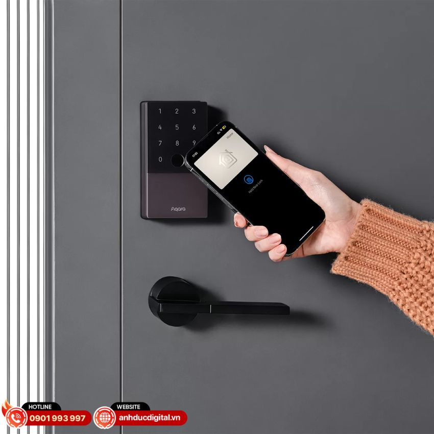 Người dùng mở cửa nhanh chóng bằng vân tay với khóa cửa thông minh