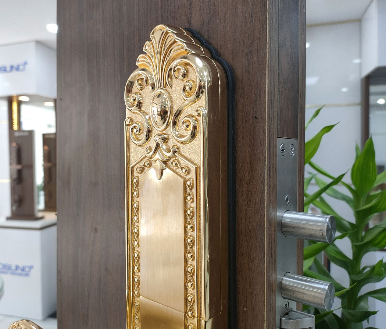 Chốt an to&agrave;n b&ecirc;n trong&nbsp;