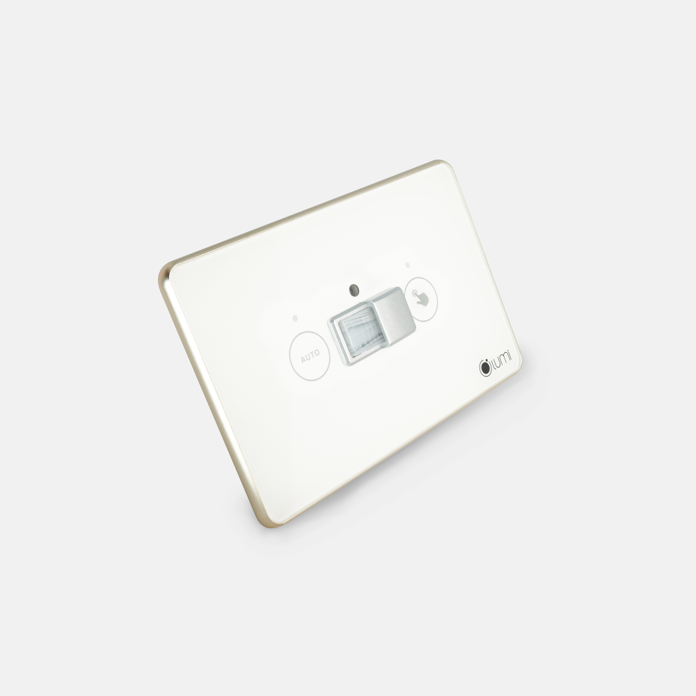 Công tắc cầu thang Lumi kính phẳng viền bo cong cham white 2