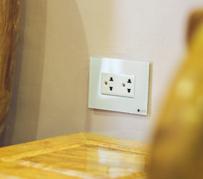 Ổ cắm đôi 3 chấu Lumi 8