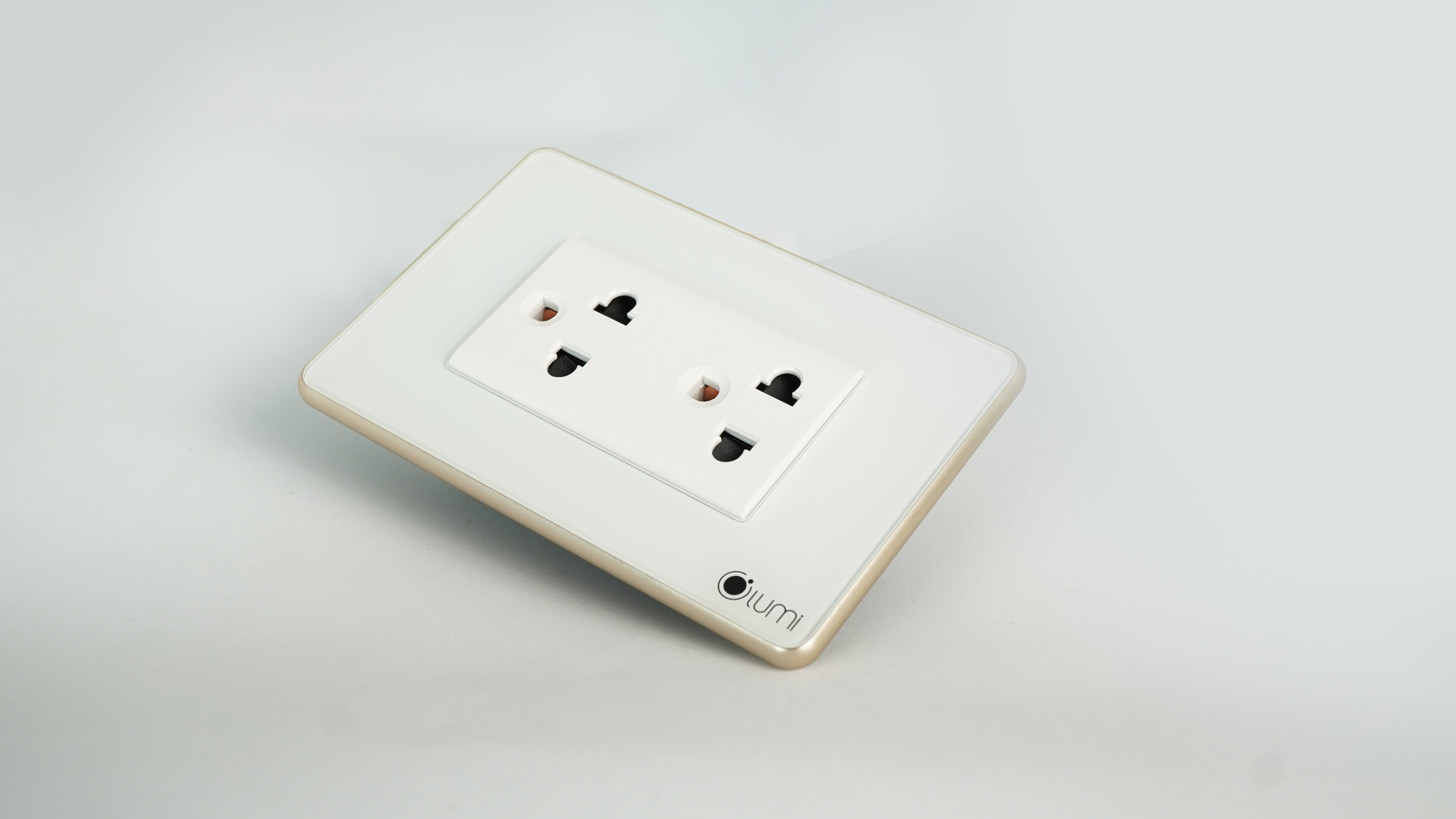 Ổ cắm đôi 3 chấu Lumi viền bo cham white 3