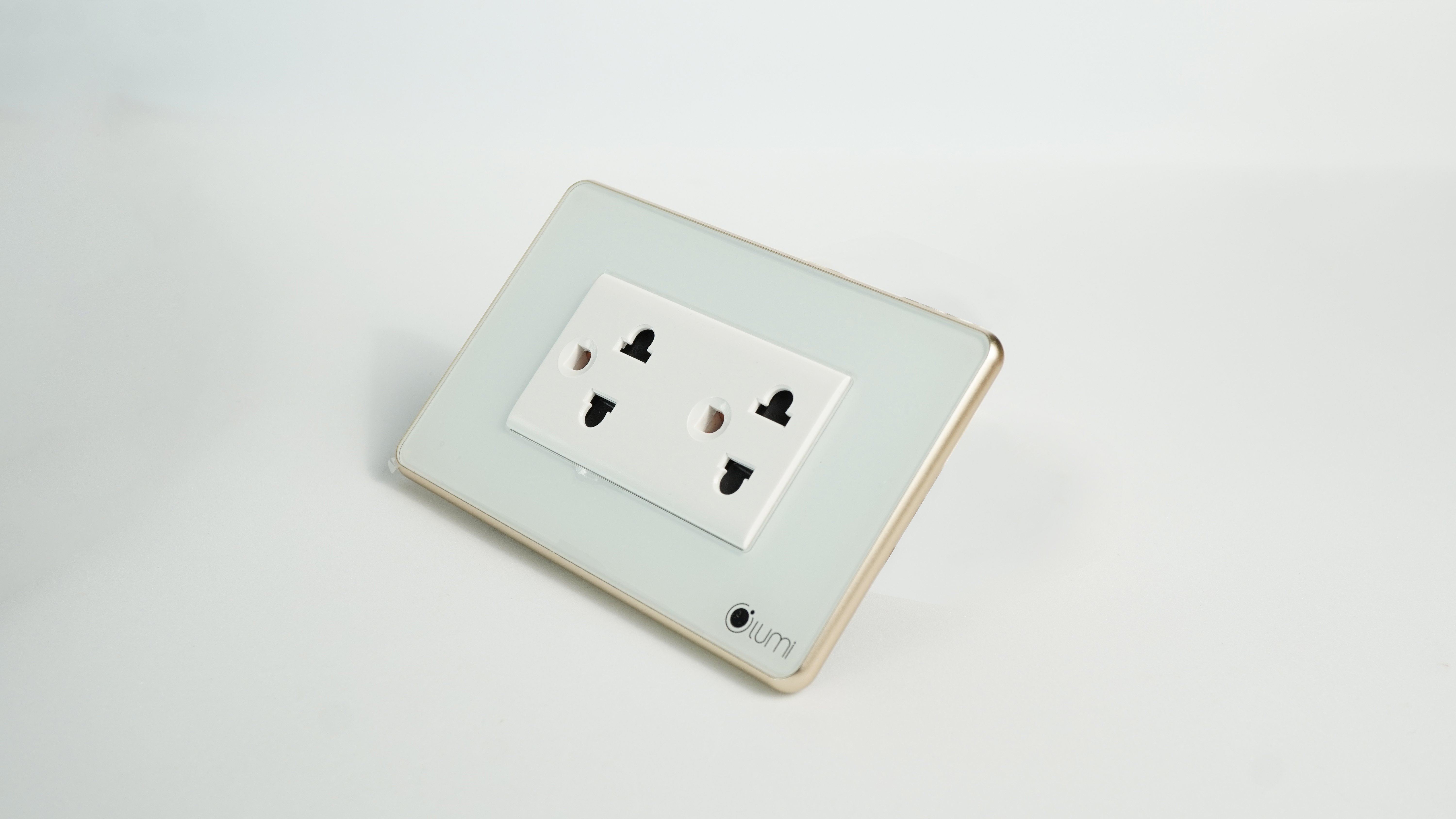 Ổ cắm đôi 3 chấu Lumi viền bo cham white