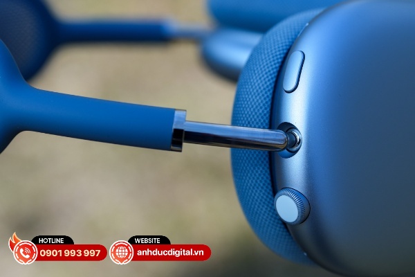 Hệ thống điều khiển của AIrPods Max 2 chỉ bao gồm có 2 nút và đều nằm ở bên ốp tai bên phả