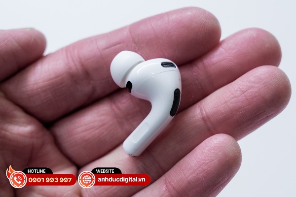 Phần củ tai nghe không chỉ nhỏ hơn và được kéo dài ra xa hơn phần cuống