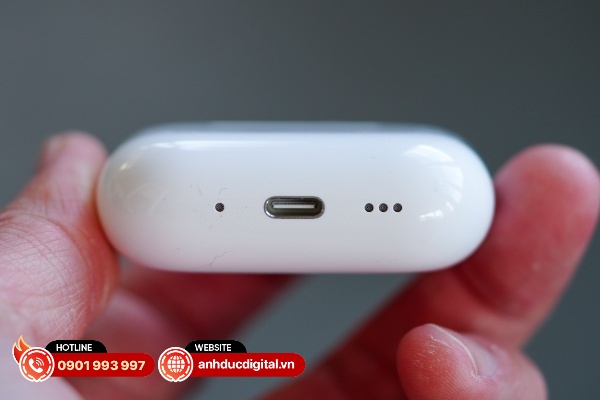 Thiết kế của hộp sạc vẫn không thay đổi với lớp vỏ bằng nhựa bóng dễ trầy xước như thế hệ trước