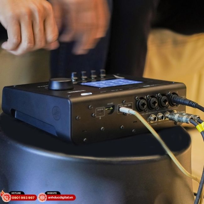 4-in/4-out mang lại khả năng mở rộng tốt hơn, phù hợp cho talkshow, livestream nhóm và các setup nhiều nguồn âm.