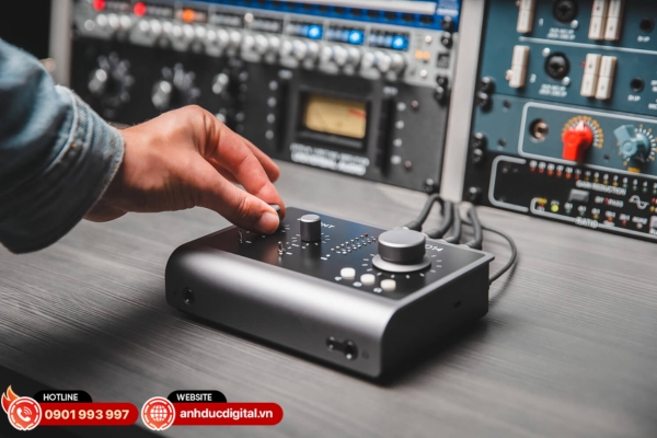 Audio Interface hoạt động bằng cách chuyển tín hiệu analog từ micro, nhạc cụ sang digital để máy tính xử lý
