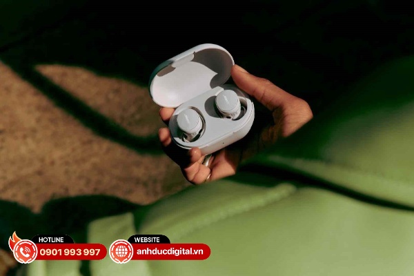 Bose QuietComfort Earbuds có thời lượng pin dài hơn một chút so với dòng tai nghe cao cấp