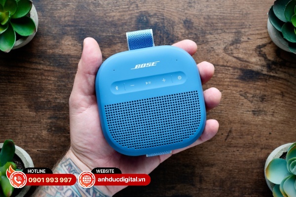 Bose SoundLink Micro 2 vẫn kế thừa những ưu điểm từ bản tiền nhiệm như hình dáng nhỏ gọn vẫn nằm gọn trong lòng bàn tay