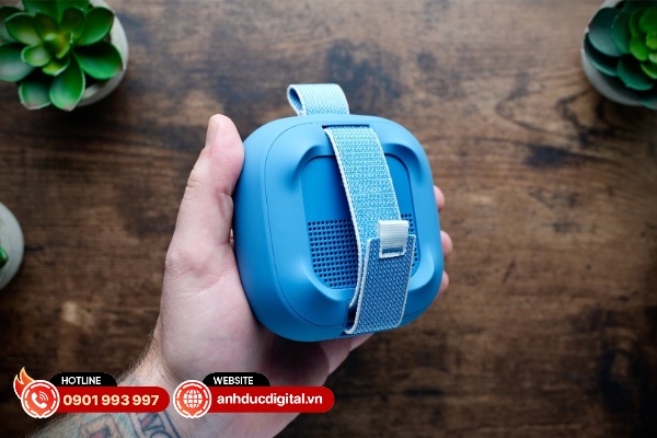 Bose SoundLink Micro 2 vẫn có dải dây phía sau để treo vào các thanh ngang