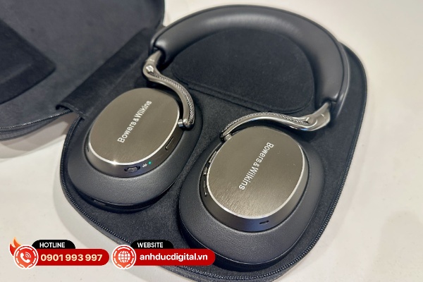Bowers & Wilkins Px8 S2 sử dụng chất liệu cao cấp là da nappa mềm mại và nhôm đánh bóng