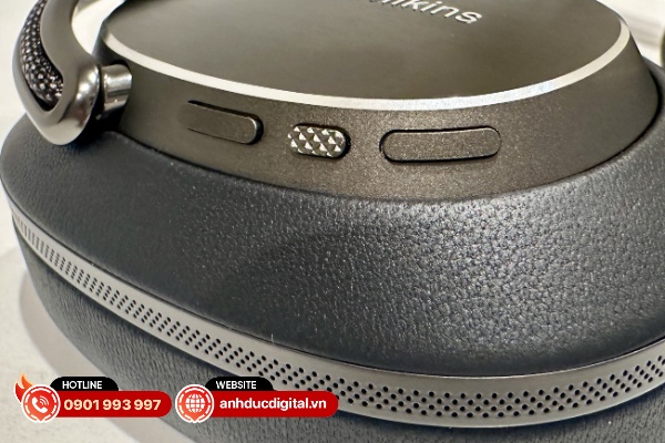 Chiếc tai nghe có hệ thống nút điều khiển được tích hợp gọn gàng trên mỗi bên tai nghe