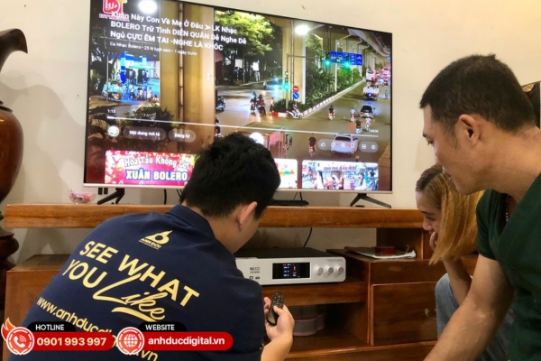 Đội ngũ kỹ thuật tư vấn chi tiết và hướng dẫn sử dụng dàn karaoke dễ hiểu, giúp khách hàng yên tâm vận hành ngay từ lần đầu