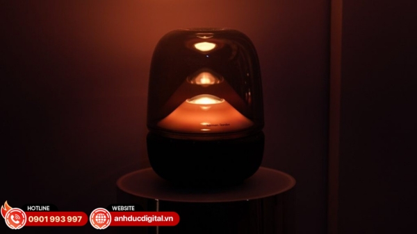 Harman Kardon Aura Studio 5 được chế tác từ nhựa và nhôm tái chế sau tiêu dùng