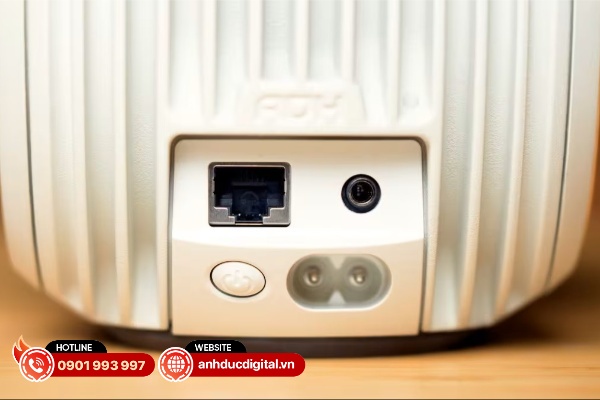 Cổng nguồn, cổng dây quang và cổng Ethernet trên Devialet Phantom Ultimate