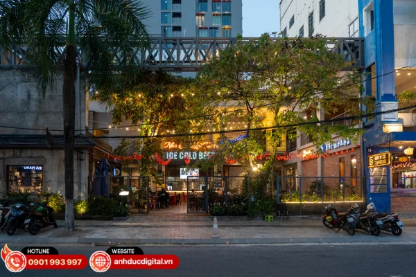 Không gian nhà hàng Brewhaha kết hợp ẩm thực và biểu diễn âm nhạc, thiết kế mở, phù hợp tổ chức acoustic và mini show