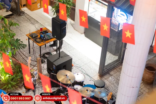 Kỹ thuật viên tiến hành lắp đặt và bố trí thiết bị khoa học, đảm bảo phủ âm đều và thuận tiện vận hành