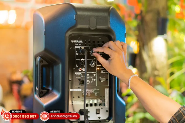 Kỹ thuật viên của Anh Đức Audio căn chỉnh âm thanh (tuning) chuẩn xác, đảm bảo âm rõ ràng, cân bằng và phù hợp không gian