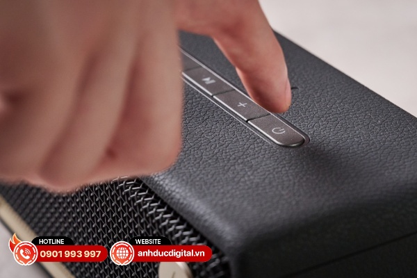 Ở mặt trên, người dùng sẽ có một loạt các nút điều khiển đơn giản và hiệu quả