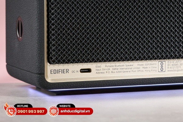 Cổng USB-C ở mặt sau của loa không chỉ dùng để sạc pin, mà còn kết nối với nguồn phát nhạc ngoài