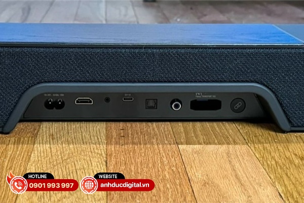 Mặt sau của loa soundbar có nhiều cổng kết nối như cổng nguồn, HDMI, cổng dây quang, cổng ra loa siêu trầm
