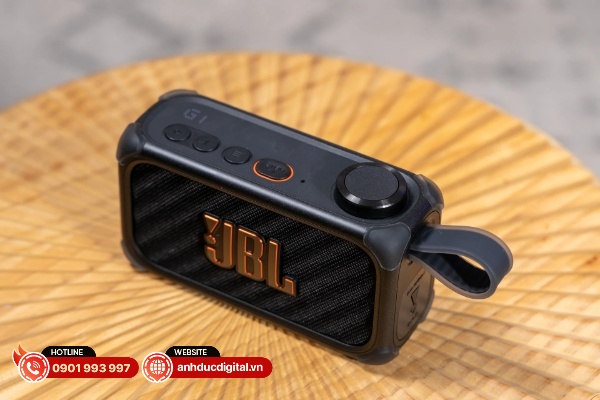 Người dùng hoàn toàn có thể sử dụng microphone với cổng 1/4-inch để lắp vào loa