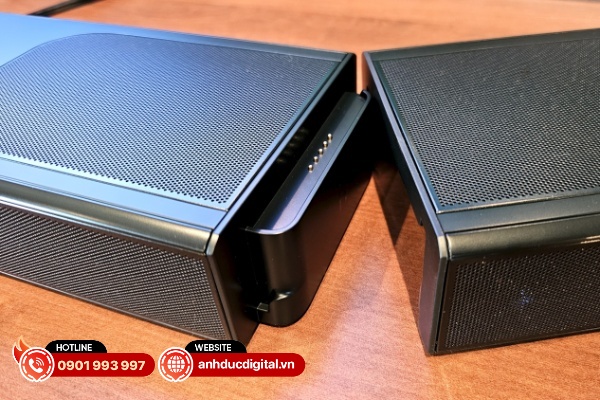 Mỗi chiếc loa tháo rời của JBL Bar 1000MK2 có thể hoạt động đến 10 tiếng sau mỗi lần sạc đầy tùy thuộc vào mức âm lượng